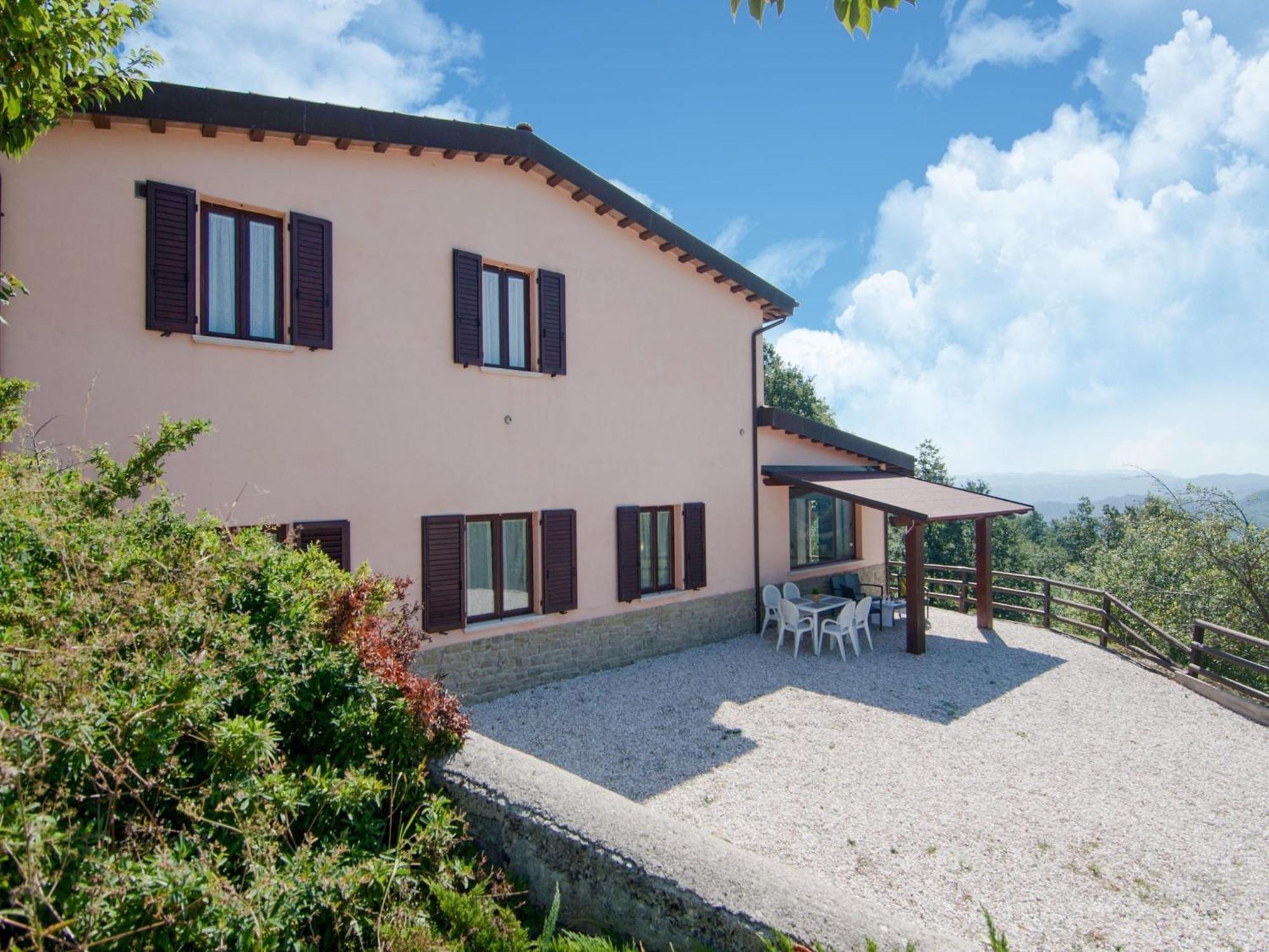 Holiday home Inviting In Appenines With Covered Swimming Pool Apecchio