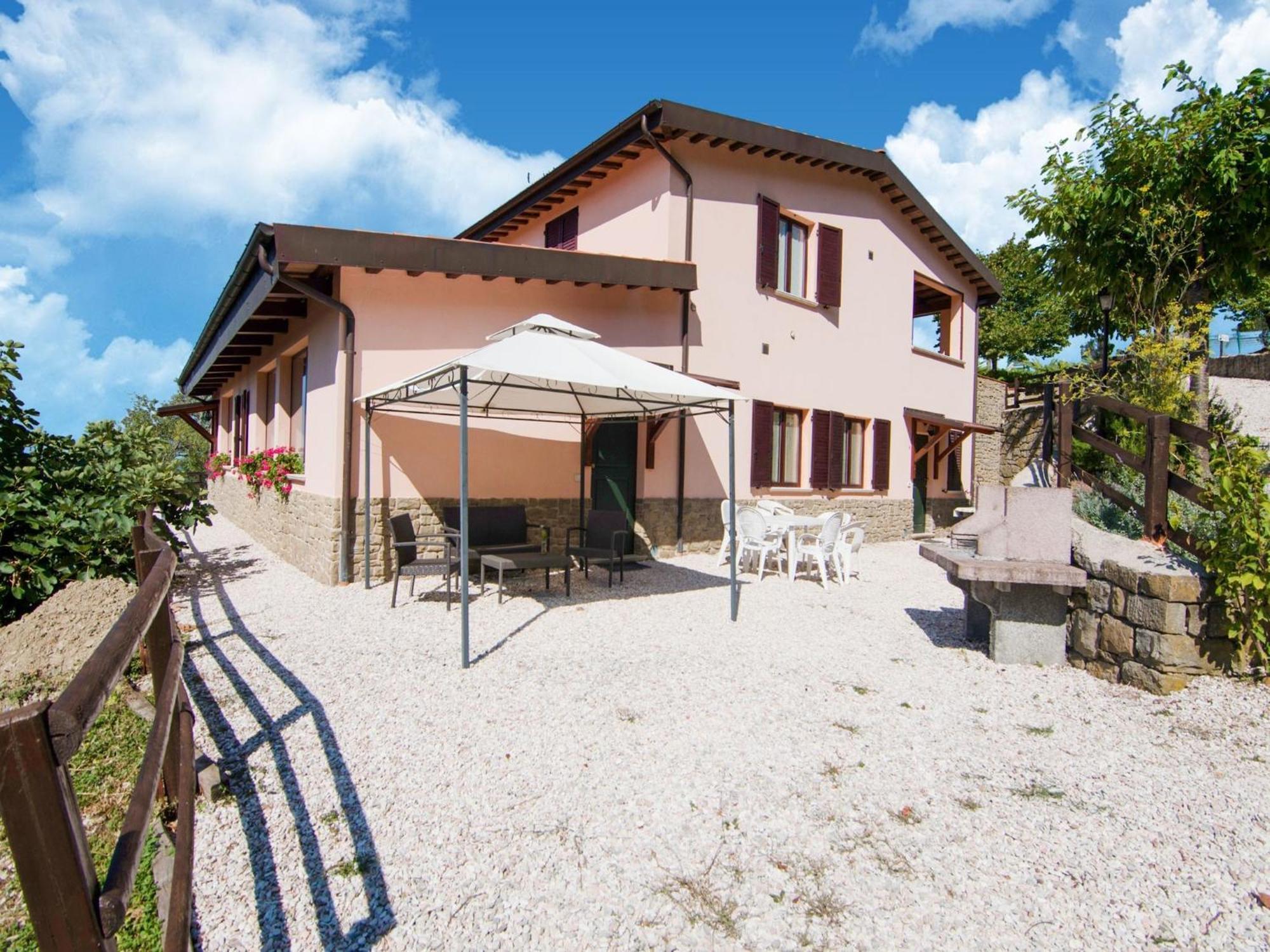 Holiday home Inviting In Appenines With Covered Swimming Pool Apecchio
