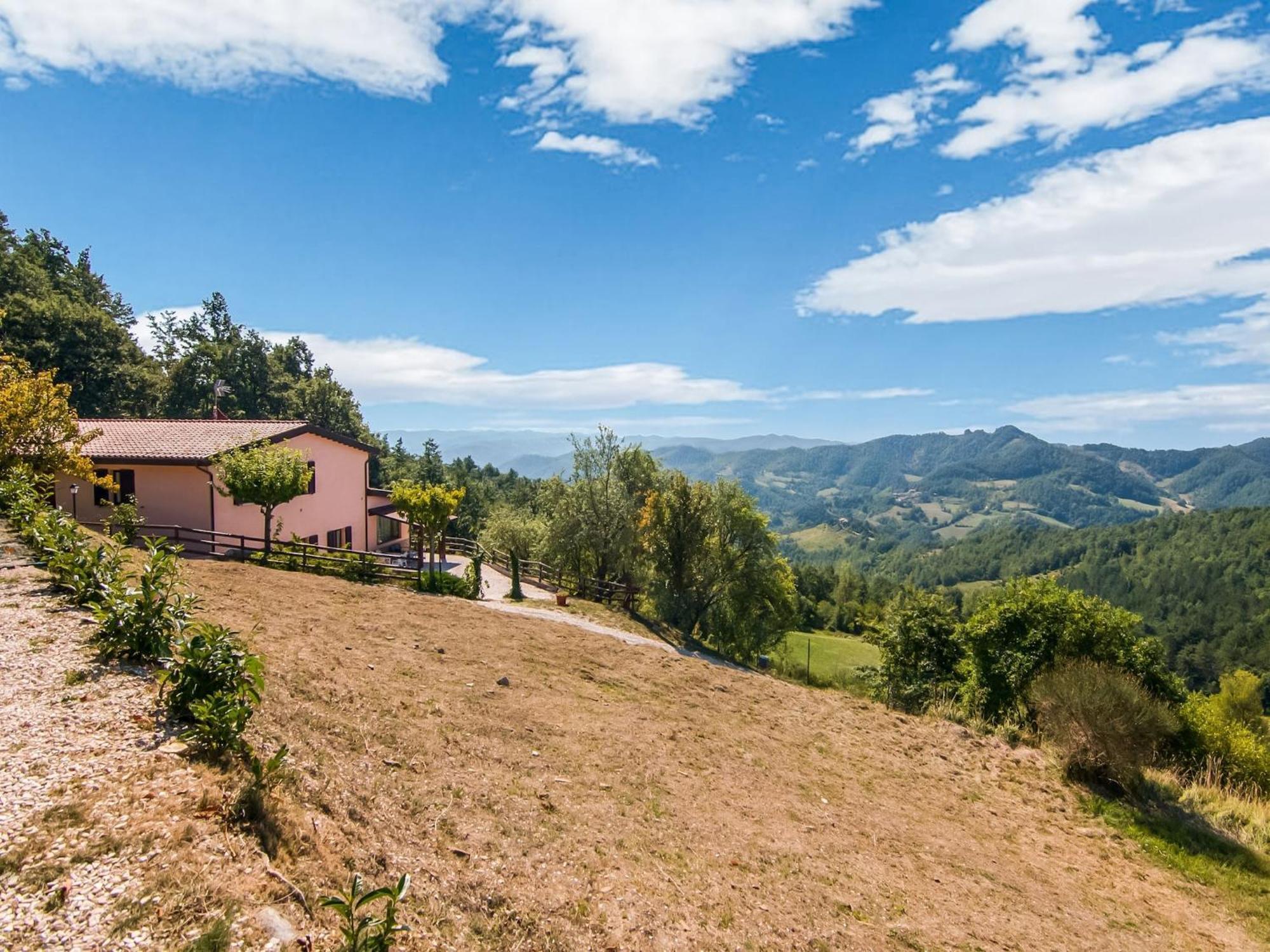 Holiday home Inviting In Appenines With Covered Swimming Pool